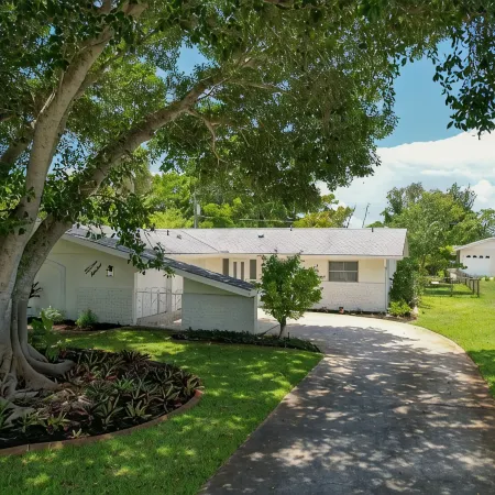 Gorgeous beach house on Venice Island, heated pool, min away from private beach!