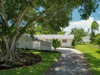 Gorgeous beach house on Venice Island, heated pool, min away from private beach! - 3-نجوم