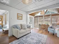 1 Min Walk to Downtown! Outdoor Patio! 5 Star Luxury! Golf Cart Rental! Hotels in Mount Dora