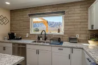 Desert Retreat-Charming 2-bedroom house with a View - Boutique
