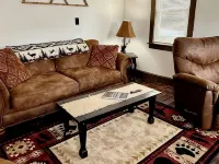 Cozy river front log cabin close to, Seneca Rocks, Dolly Sods, Spruce Knob Hotels in Pendleton County