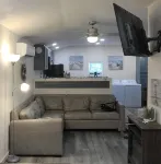Cute little costal cabin.  One mile from Lake Tenkiller.  Private Spa/Hot Tub