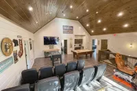 Luxury Cabin~Heated Pool~Sleeps 26! Hot Tub~5 Min to Prkwy - Private Pool