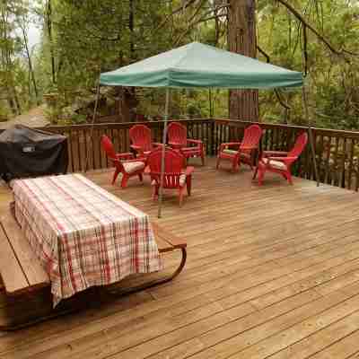 Bear’s Lair Cabin, Willow Cove, Bass Lake Hotel Exterior
