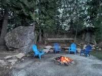 The Raven's Nest Teepee . Nestled in the Selkirk Mountain range, in Naples Idaho - 2 étoiles