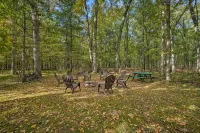 All-Seasons Woodland Escape: Fire Pit, Deck, Grill - Chalets