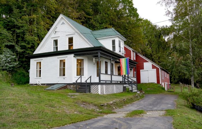 Luxurious Renovated Farmhouse Post & Beam Barn and Charm