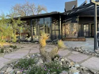 Joshua Tree- Hot tub, Walk to food & shops, a few minutes from JTNP