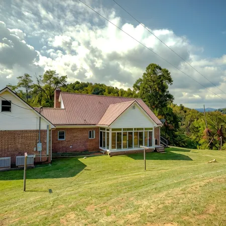 Huge! Mtn Home with lake and skiing nearby. Pets Considered!