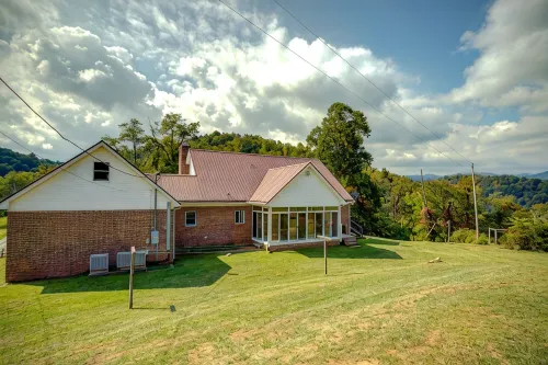 Huge! Mtn Home with lake and skiing nearby. Pets Considered! - 3-Star