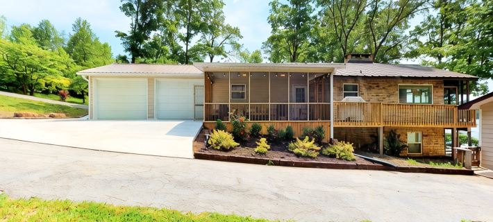 Lake Front house on Watts Bar Lake with large private dock, 2 screen porches Отели в г. Роан