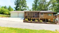 Lake Front house on Watts Bar Lake with large private dock, 2 screen porches - Hot Tub