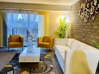 Spacious 2Br Apartment w/ Balcony • Free Parking • Near Upmc Hotels in Monroeville