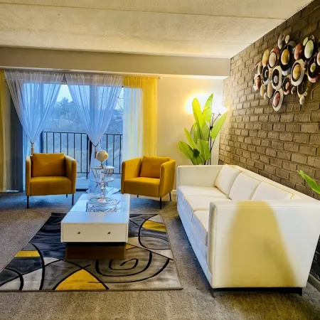 Spacious 2Br Apartment w/ Balcony • Free Parking • Near Upmc