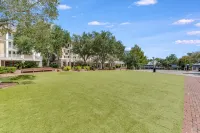 Studio w/ Balcony! Walk to Resort Pool & Baytowne Wharf at The Grand Sandestin - 2성급