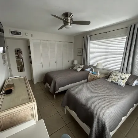 Condo with pool, walking distance to beach, groceries and several restaurants