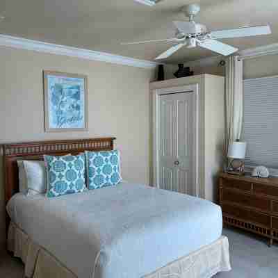 1 bdrm second floor , views pool hot tub private beach spacious newly renovated Rooms