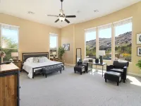 Spacious Phoenix Getaway with Pool and Resort-Style Outdoor Living サウスマウンテン パーク シーニック ドライブ周辺のホテル