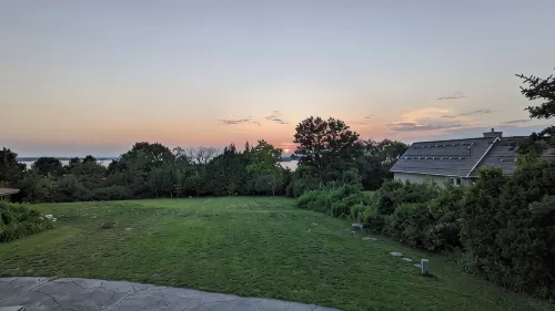 優雅舒適，坐擁壯麗水景，坐落於佔地寬廣物業內的度假屋 - 民宿