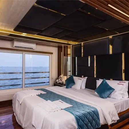 Upper Deck Houseboats
