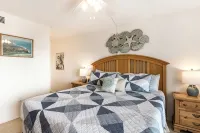 Luxurious 1-Bedroom Condo a Short Walk to Siesta Key Beach