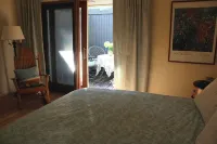 Private En Suite Large Master Bedroom With King Sized Bed - Homestays