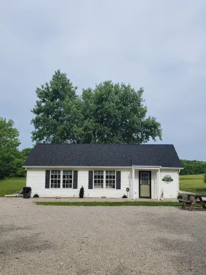 Charming 2-bedroom house on 3 private acres. Secluded & pet friendly! - Wifi