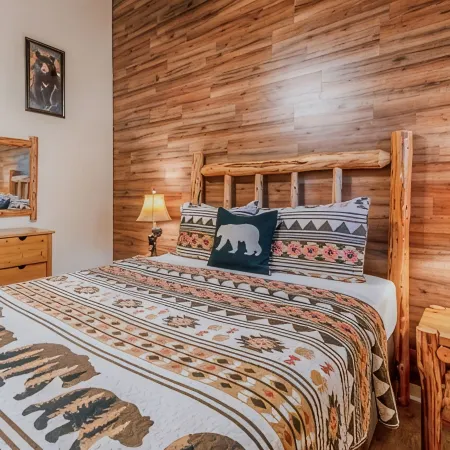 The Bear Cabin: 5Min Walk to Village & 12 Sharc Passes, EV Charger