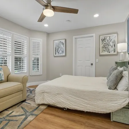 Charming Tropical Pool Home, Walk to the Beach!