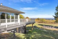 Panoramic Lake View Retreat with Firepit! Centrally Located on Wine Trail!