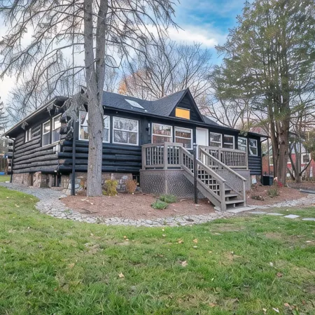 Timber Lodge: Hot Tub, Fireplace & Fun for All !