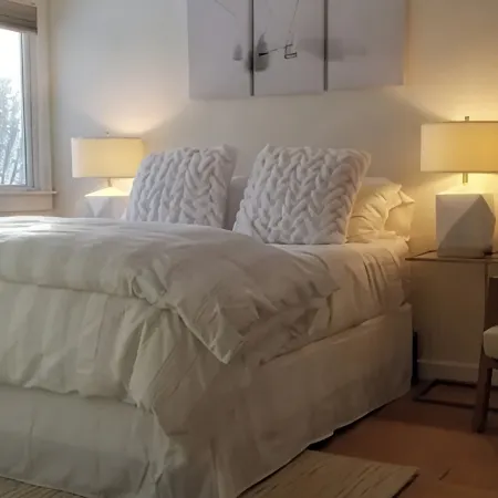 The Stillwood —Quiet Luxury on the Mountain — Steps to Skiing & Trails, 3Bd/3ba
