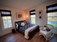 The Canandaigua Farmhouse. Private, Spacious, with Lake Access - stanze in case private