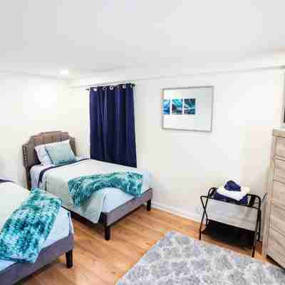 Lake George Village. 1 Block to Beach, Shepherds Park & Canada St.Pet Friendly. Rooms