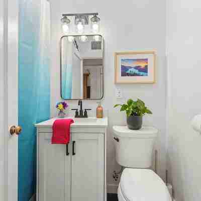 Vibrant Parkside Retreat -Newly Renovated, Hot Tub & Walkable to Downtown! Rooms