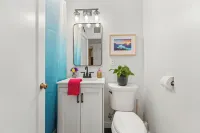 Vibrant Parkside Retreat -Newly Renovated, Hot Tub & Walkable to Downtown! - petit déjeuner