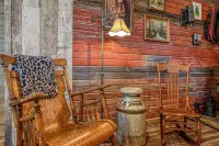 Stay at The Barnhouse in Kuna - Rustic Retreat for Two with Fireplace Near Boise - Homestays