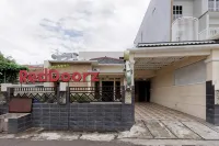 RedDoorz Syariah Near Grand Kota Bintang - Pensions