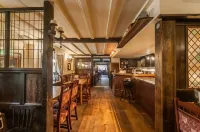 Red Lion - parking