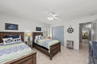 Large Single Level-1 Minute Walk To The Beach-5 minute walk to Restaurant/Shops - Private Pool