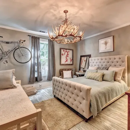 King St Retreat- Pvt Pool, Bball, Ping Pong, Pets OK