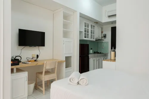 Best Price Studio at Casa de Parco Apartment by Travelio