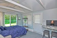 Cozy Truro Cottage pet friendly and close to the beach! - WiFi