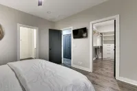 Steps from Downtown Omaha! Rooftop firepit & luxury accommodations - Balkoner