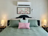 Romantic studio cottage, ride 2 Wolf Pen Gap, king, paved rd, fire pit, private. - 4-Star