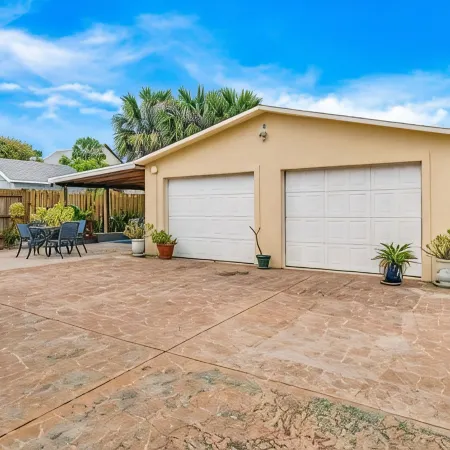 Key Lime Cottage - Updated - 1 Minute Walk to Beach & Pier