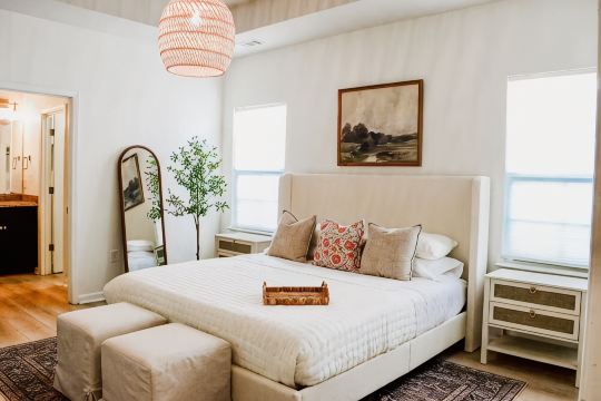 3 Bed. Downtown Designer Den w/ WiFi & AC in Amazing Greer NEAR AIRPORT