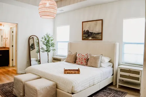 3 Bed. Downtown Designer Den w/ WiFi & AC in Amazing Greer NEAR AIRPORT