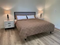 Bright, Renovated 3-Bedroom Rancher in the Heart of Gibsons - 4-نجوم