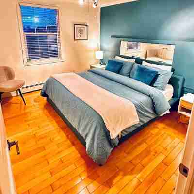 Cozy, Relaxing, Center City Retreat with Private Rooftop Deck! Rooms